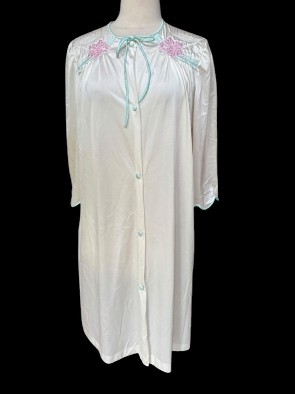 1970s Lorraine Off White,‎ Floral Embroidery & Appliqué, Front Button Down Robe